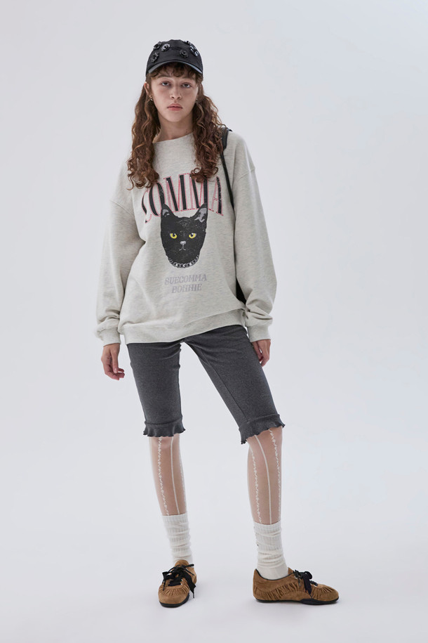 "Curtain call shrring sneakers(brown)" (커튼 콜 셔링 스니커즈, 브라운)는 여성스러운 페미닌 무드를 연출하는 스니커즈입니다. 부드러운 소가죽과 스웨이드 소재를 사용하여 편안한 착화감을 제공하며, 둥근 코와 플랫 굽 디자인으로 편안함을 더했습니다. 발볼을 감싸는 볼륨감 있는 셔링 디테일이 특징이며, 와이드한 슈레이스가 돋보입니다. 데이트룩, 카페룩, 쇼핑룩 등 다양한 TPO에 클래식, 미니멀, 로맨틱 스타일로 매치하여 페미닌한 매력을 강조할 수 있습니다. 내부 속굽을 적용하여 다리 라인을 더욱 예쁘게 연출해 보세요.
