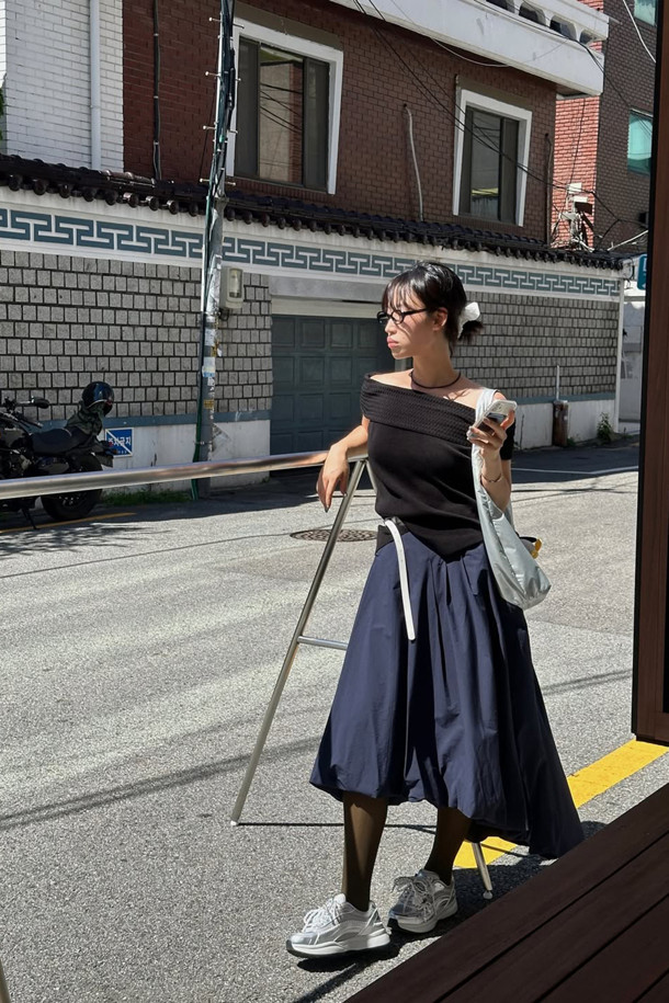 2025 딜라이트 스니커즈(실버)는 여성 고객을 위한 사계절용 여성 운동화입니다. 라운드 앞코 디자인에 가볍고 통기성이 좋은 합성가죽과 메시 소재를 사용하여 편안한 착용감을 제공합니다. 플랫 굽에 무지 패턴으로, 페미닌하면서도 클래식한 스타일을 연출하며, 일상 속 동네 마실룩에 적합합니다. 탈부착 가능한 진주 장식이 돋보이며 클래식 러너 실루엣과 레이스업 신발 여밈으로, 미니멀하고 캐주얼한 스타일을 완성합니다.
