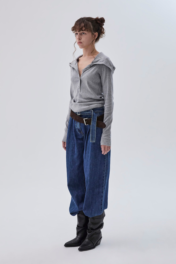 가볍고 편안한 착용감의 라이트 후디 롱 슬리브 톱(그레이)입니다. 부드러운 면 소재로 제작되어 봄, 가을에 활용하기 좋으며, 여유로운 핏으로 편안한 착용감을 선사합니다. 긴 소매와 얇은 두께감으로 간절기 레이어드룩에 활용하기 좋으며, 소매 절개 라인과 니켈 버튼 장식이 돋보입니다. 후드 디자인으로 캐주얼한 무드를 연출하며, 넥 카라 스타일링으로 다양한 분위기를 낼 수 있습니다. 동네 마실룩이나 산책룩 등 일상에서 미니멀하고 캐주얼하게 연출해보세요.
