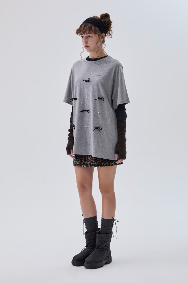 리본 펄 플라워 탑(grey)은 여성스러운 분위기를 연출하는 티셔츠입니다. 부드러운 면 소재로 제작되어 편안한 착용감을 선사하며, 라운드넥과 반소매 디자인으로 봄, 여름 시즌에 활용하기 좋습니다. 벨벳 리본과 진주 플라워 장식이 더해져 러블리한 무드를 강조하며, 여유로운 핏으로 편안하게 착용할 수 있습니다. 데이트룩, 카페룩, 봄 소풍룩 등 다양한 TPO에 로맨틱, 걸리시, 캐주얼 스타일로 연출해보세요.
