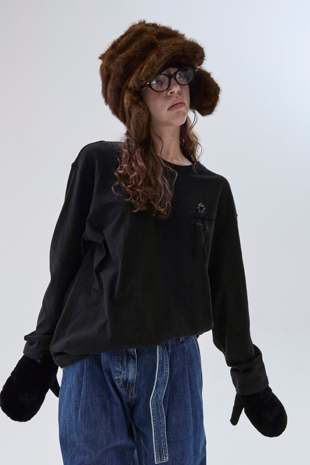 리본 롱 슬리브 탑(Ribbon long sleeve top, 블랙)은 여성스러움을 강조하는 티셔츠입니다. 봄, 가을에 어울리는 긴 소매 디자인으로, 벨벳 리본과 플라워 장식이 로맨틱한 무드를 연출합니다. 프리사이즈로 여유로운 실루엣을 자랑하며, 데이트룩, 봄 소풍룩, 카페룩 등 다양한 TPO에 활용하기 좋습니다. 면 소재로 제작되어 편안한 착용감을 선사하며, 걸리시하고 클래식한 스타일을 완성합니다.
