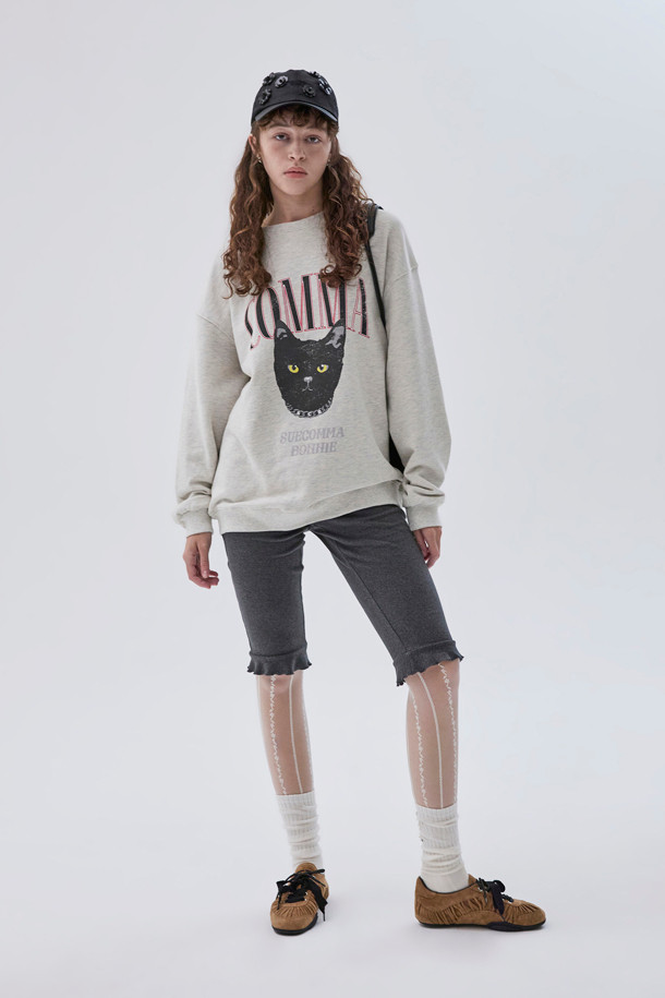 부드러운 베이지 컬러의 콤마 캣 스웨트셔츠입니다. 드롭숄더 디자인으로 편안한 착용감을 선사하며, 전면에 귀여운 고양이 'COMMA' 빈티지 프린트가 돋보입니다. 넉넉한 루즈핏으로 제작되어 일상, 동네 마실, 집콕룩 등 어떤 TPO에도 잘 어울립니다. 가을, 겨울 시즌 캐주얼, 미니멀, 스트리트 스타일을 연출하기에 좋습니다. 긴 소매 기장으로 포근함을 더합니다.
