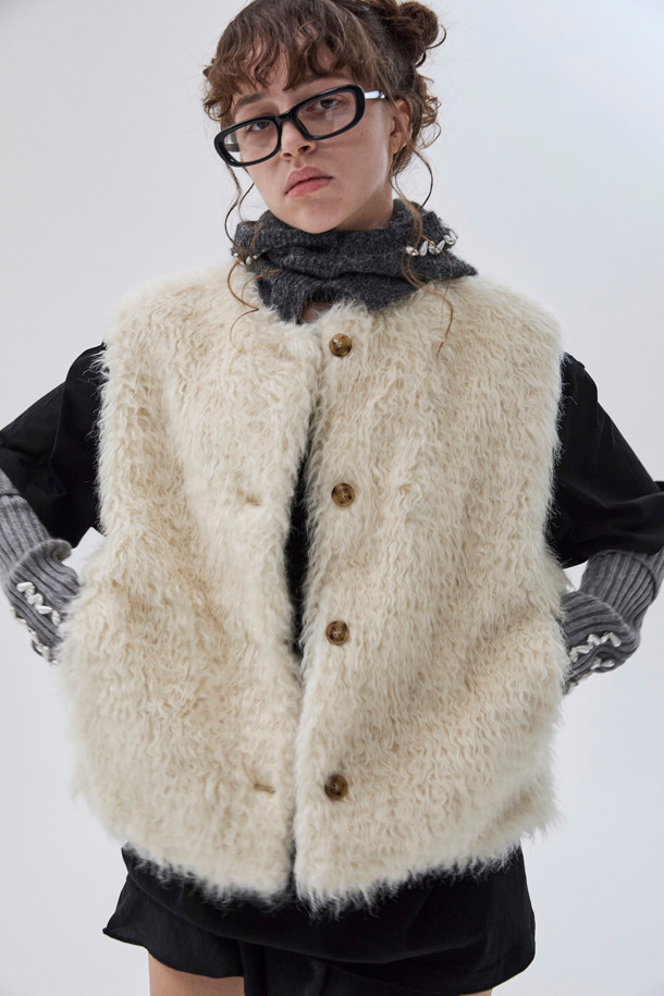 Furridge 베스트(베이지)는 미니멀, 시크, 클래식 스타일을 추구하는 분들을 위한 페이크퍼 소재의 퍼 베스트입니다. 넉넉한 두께감과 부드러운 촉감으로 가을, 겨울 시즌에 따뜻하게 착용할 수 있습니다. 라운드넥 디자인에 싱글 버튼 여밈 방식으로 간결함을 더했으며, 레귤러핏으로 편안한 착용감을 선사합니다. 무지 패턴의 베이지 컬러는 어떤 옷에도 쉽게 매치되어 일상복으로 활용하기 좋습니다. 포켓 디테일과 은은한 광택감이 고급스러운 분위기를 연출합니다.
