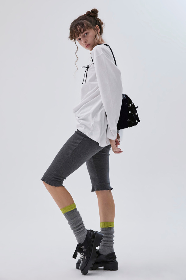 Curtain call 숄더백(블랙)은 벨벳과 소가죽 소재를 사용하여 은은한 광택과 고급스러운 분위기를 자아내는 여성 숄더백입니다. 부드러운 벨벳 소재와 가벼운 무게감으로 편안한 착용감을 선사하며, 복주머니 형태에 스트링 잠금 방식으로 디자인되었습니다. 블랙 컬러의 무지 디자인에 진주, 리본, 스트링 장식이 더해져 여성스러움을 강조하며, 데이트룩, 모임룩과 같은 TPO에 활용하기 좋습니다. 클래식, 로맨틱, 미니멀 스타일을 즐기는 분들께 추천하는 미디엄 사이즈의 숄더백입니다.
