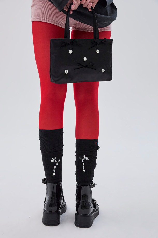 블랙 컬러의 '커튼 콜' 토트백입니다. 새틴과 벨벳 소재에 플라워 패턴이 더해져 페미닌하고 우아한 무드를 연출합니다. 미니 사이즈의 사각 가방으로, 진주와 리본 장식이 세련된 포인트를 더합니다. 슬림한 핸들이 돋보이며, 데이트룩이나 모임룩에 시크하게 매치하기 좋습니다. 데일리백으로 활용하여 미니멀하고 세련된 스타일을 완성해보세요.
