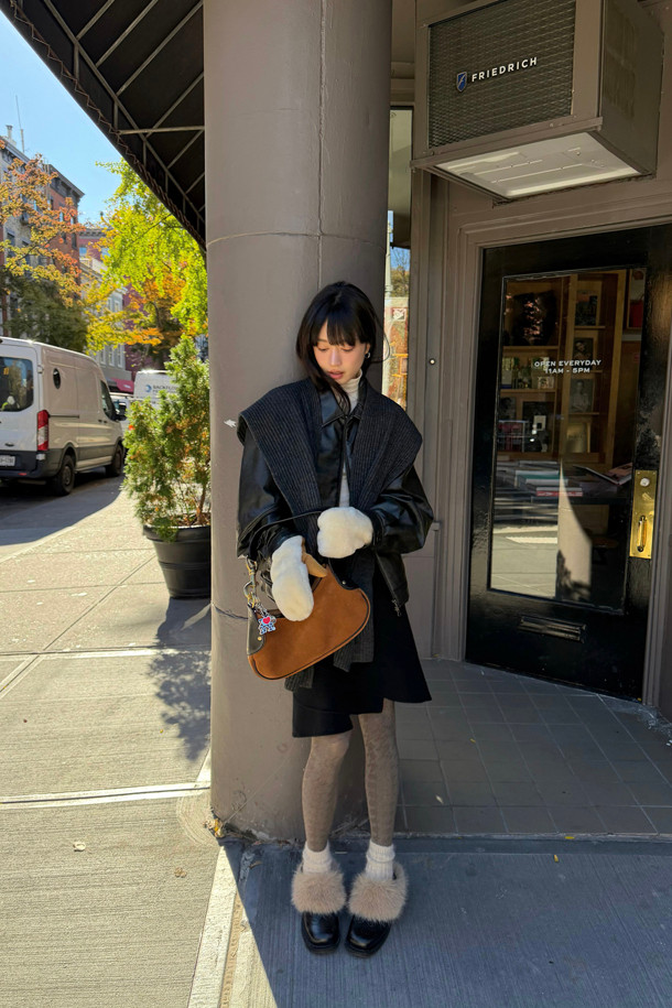 Furridge gloves(브라운)는 부드러운 양털, 양가죽, 스웨이드 소재로 제작된 두꺼운 겨울 장갑입니다. 캐주얼, 클래식, 미니멀 스타일을 아우르며 일상 및 레저 활동에 적합합니다. 하프 핑거 스타일과 커버형 디자인의 투웨이 방식으로 다양한 연출이 가능하며, 안감은 퍼 소재로 보온성을 높였습니다. 브라운 컬러의 무지 디자인에 버튼 여밈 방식으로 포인트를 주어 실용성과 스타일을 모두 갖춘 제품입니다. 사이즈 조절 기능이 있어 편안한 착용감을 선사합니다.
