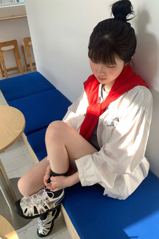 Fev 샌들(실버)는 여성용 샌들로, 데일리룩과 휴양지룩에 모두 잘 어울립니다. 소가죽, 매시, 나일론, 네오프렌 소재를 사용하여 편안함과 스타일을 동시에 잡았습니다. 실버 컬러에 벨크로 여밈으로 편의성을 더했으며, 비즈 장식, 측면 및 발등 컷아웃 디테일이 돋보입니다. 신끈 탈착 및 사이즈 조절 기능, 그리고 통기성이 뛰어나 봄, 여름 시즌에 유행을 타지 않고 오랫동안 착용할 수 있는 아이템입니다. 페미닌, 유니크, 아웃도어 스타일을 모두 아우르는 이 샌들을 여행지에서 미니멀하고 리조트룩으로 연출해 보세요.
