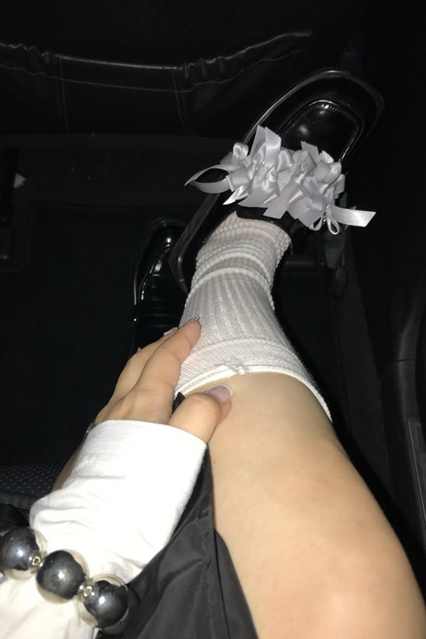 Fev_시어 무릎 양말(화이트)는 부드러운 소재감과 시스루 디자인으로 여성스러운 실루엣을 연출합니다. 다리를 길고 슬림하게 보이게 해주는 효과가 있어 데일리룩, 데이트룩, 집콕룩 등 다양한 TPO에 활용하기 좋습니다. 미니멀, 걸리시, 클래식 스타일 모두 소화 가능하며, 언더삭스로 레이어링하여 더욱 풍성한 스타일을 완성할 수 있습니다. 가을, 겨울 시즌에 따뜻함과 스타일을 동시에 잡을 수 있는 필수 아이템입니다. 무지 패턴의 화이트 컬러로 어떤 옷에도 쉽게 매치할 수 있습니다.
