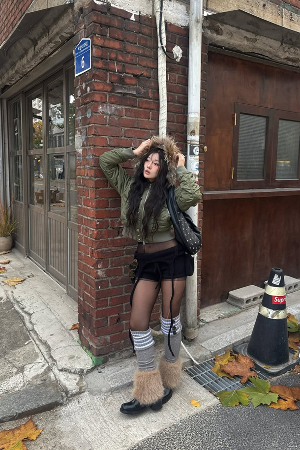 Furridge 앵클 부츠(black)는 여성분들을 위한 겨울철 필수 아이템입니다. 부드러운 소가죽과 포근한 페이크 퍼 안감으로 제작되어 따뜻하고 포근한 착용감을 선사합니다. 라운드 스퀘어 앞코 디자인과 클래식한 실루엣은 세련된 무드를 연출하며, 출근룩, 미니멀, 시크 스타일에도 잘 어울립니다. 경량 몰드 아웃솔로 편안한 착화감을 제공하며, 블랙과 라이트 베이지 컬러로 만나볼 수 있습니다.
