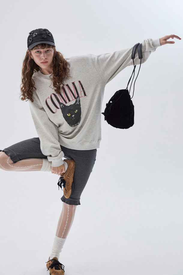 "Curtain call shrring sneakers(brown)" (커튼 콜 셔링 스니커즈, 브라운)는 여성스러운 페미닌 무드를 연출하는 스니커즈입니다. 부드러운 소가죽과 스웨이드 소재를 사용하여 편안한 착화감을 제공하며, 둥근 코와 플랫 굽 디자인으로 편안함을 더했습니다. 발볼을 감싸는 볼륨감 있는 셔링 디테일이 특징이며, 와이드한 슈레이스가 돋보입니다. 데이트룩, 카페룩, 쇼핑룩 등 다양한 TPO에 클래식, 미니멀, 로맨틱 스타일로 매치하여 페미닌한 매력을 강조할 수 있습니다. 내부 속굽을 적용하여 다리 라인을 더욱 예쁘게 연출해 보세요.
