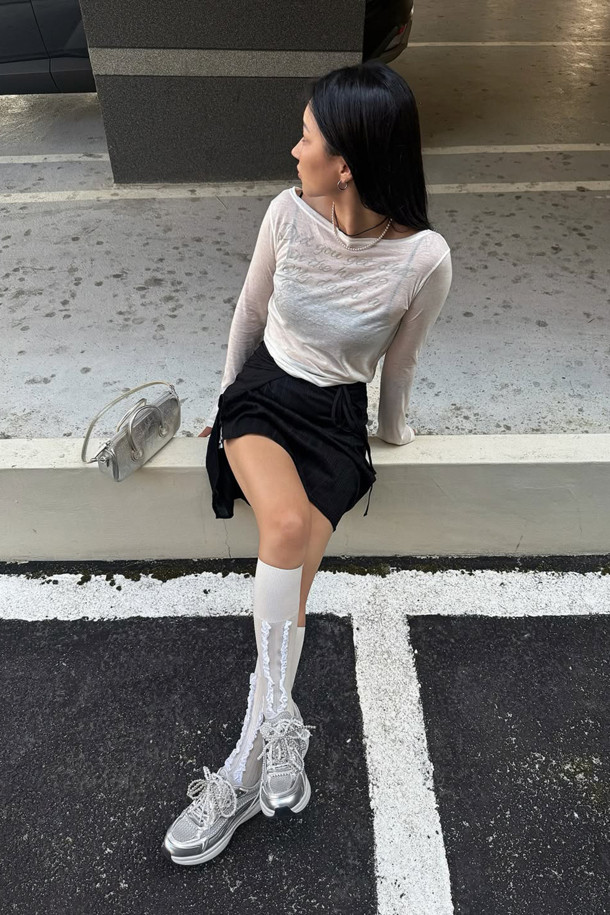 2025 딜라이트 스니커즈(실버)는 여성 고객을 위한 사계절용 여성 운동화입니다. 라운드 앞코 디자인에 가볍고 통기성이 좋은 합성가죽과 메시 소재를 사용하여 편안한 착용감을 제공합니다. 플랫 굽에 무지 패턴으로, 페미닌하면서도 클래식한 스타일을 연출하며, 일상 속 동네 마실룩에 적합합니다. 탈부착 가능한 진주 장식이 돋보이며 클래식 러너 실루엣과 레이스업 신발 여밈으로, 미니멀하고 캐주얼한 스타일을 완성합니다.
