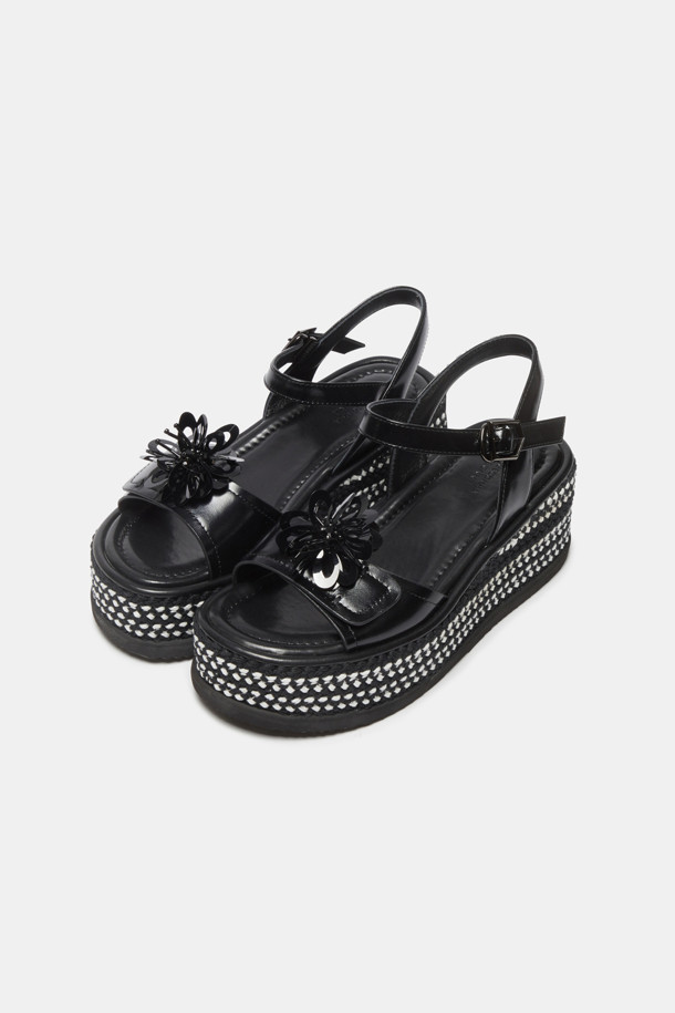 슈토핑 빅 참(블랙)은 신발 끈이나 신발 외부에 부착하여 포인트를 줄 수 있는 신발 액세서리입니다. 블랙 컬러의 5cm x 5cm x 3cm 크기의 참으로, 캐주얼, 미니멀, 시크 스타일을 즐기는 분들께 추천합니다. 동네 마실룩, 쇼핑룩, 여행룩 등 다양한 TPO에 활용하여 개성 있는 스타일을 연출해보세요. 화려한 장식으로 신발에 포인트를 더하여, 더욱 돋보이는 스타일을 완성할 수 있습니다.
