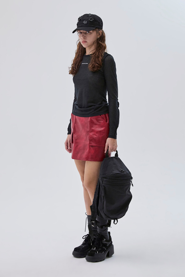 뉴 플라워 밤 백팩(블랙)은 가볍고 내구성이 좋은 나일론 소재로 제작되어 일상에서 편안하게 사용할 수 있습니다. 캐주얼하면서도 세련된 스타일을 연출하며, 전면의 꽃 장식과 러플 디테일이 여성스러운 포인트를 더합니다. 가방 하단의 고리를 활용하여 실루엣 변형이 가능하여, TPO에 따라 다양한 스타일을 연출할 수 있습니다. 동네 마실룩이나 쇼핑룩에 매치하여 걸리시하고 미니멀한 무드를 완성해보세요. 데일리룩에 포인트를 더할 수 있는 실용적인 백팩입니다.
