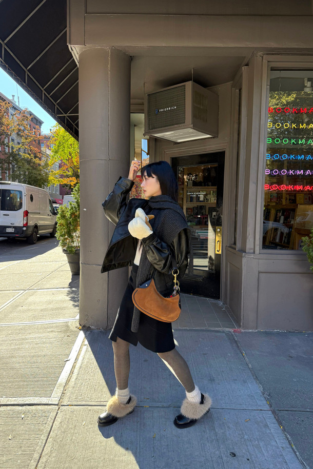 Furridge gloves(브라운)는 부드러운 양털, 양가죽, 스웨이드 소재로 제작된 두꺼운 겨울 장갑입니다. 캐주얼, 클래식, 미니멀 스타일을 아우르며 일상 및 레저 활동에 적합합니다. 하프 핑거 스타일과 커버형 디자인의 투웨이 방식으로 다양한 연출이 가능하며, 안감은 퍼 소재로 보온성을 높였습니다. 브라운 컬러의 무지 디자인에 버튼 여밈 방식으로 포인트를 주어 실용성과 스타일을 모두 갖춘 제품입니다. 사이즈 조절 기능이 있어 편안한 착용감을 선사합니다.
