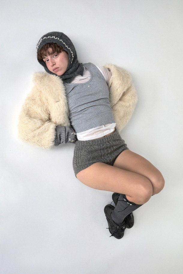 [IHM] 리본 니삭스(grey)는 부드러운 벨벳 소재로 제작되어 우아하고 화려한 무드를 연출하는 여성 니삭스입니다. 앙증맞은 리본, 진주, 크리스탈 장식이 더해져 시크하면서도 러블리한 매력을 선사합니다. 무지 디자인의 그레이 컬러는 어떤 스타일에도 잘 어울리며, 데이트룩, 모임룩, 파티룩 등 다양한 TPO에 활용 가능합니다. 로맨틱, 시크, 클래식 스타일을 즐겨 입는 여성분들께 추천합니다.
