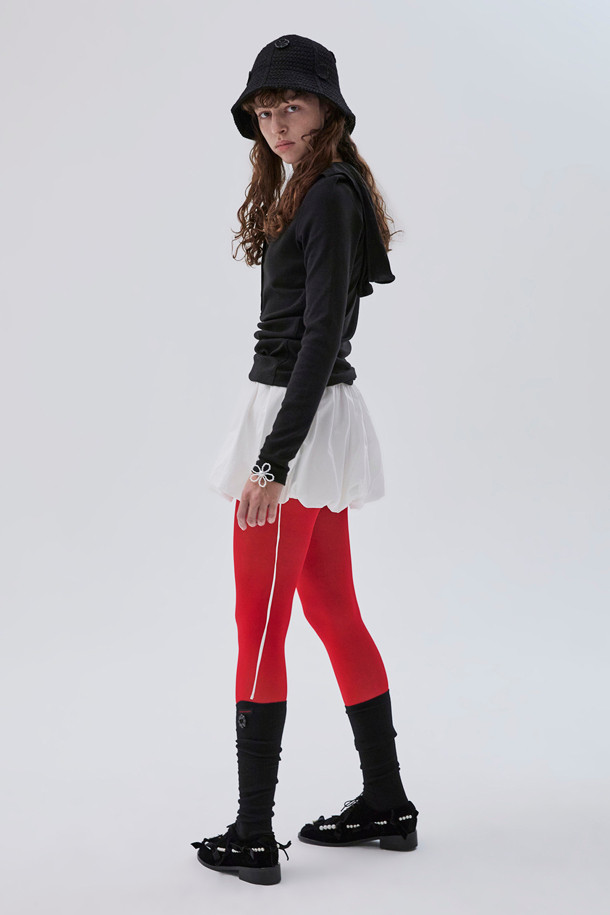 블랙 컬러의 New blossom bucket hat(뉴 블라썸 버킷 햇)입니다. 여성스러운, 캐주얼, 로맨틱 스타일을 연출하기 좋으며, 데이트룩, 카페룩, 봄 소풍룩에 매치하기 좋습니다. 봄, 여름, 가을에 착용하기 적합하며, 니트 소재로 제작되어 부드러운 착용감을 선사합니다. 라운드 형태의 플라워 패턴 패치와 꽃 스토퍼 디테일이 돋보이는 디자인입니다. 데일리룩에 포인트 아이템으로 활용하여 여성스러운 무드를 더해보세요.
