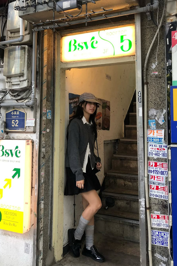 Fev 시어 무릎 양말(그레이)는 부드러운 소재로 제작되어, 다리를 길고 슬림하게 연출해 주는 여성스러운 실루엣의 니삭스입니다. 가을, 겨울철 데일리룩에 미니멀하면서도 걸리시한 스타일을 더해줍니다. 시스루 소재와 무지 패턴으로 다양한 코디에 활용하기 좋으며, 레이어링하여 포인트를 줄 수 있습니다. 특히, 그레이 컬러는 어떤 옷에도 잘 어울려 활용도가 높습니다. 단품으로 구성되어 있습니다.
