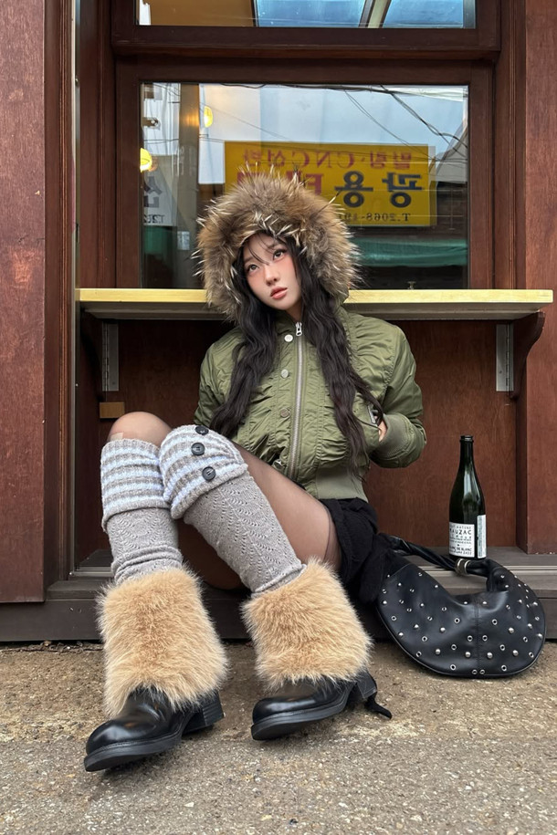 Furridge 앵클 부츠(black)는 여성분들을 위한 겨울철 필수 아이템입니다. 부드러운 소가죽과 포근한 페이크 퍼 안감으로 제작되어 따뜻하고 포근한 착용감을 선사합니다. 라운드 스퀘어 앞코 디자인과 클래식한 실루엣은 세련된 무드를 연출하며, 출근룩, 미니멀, 시크 스타일에도 잘 어울립니다. 경량 몰드 아웃솔로 편안한 착화감을 제공하며, 블랙과 라이트 베이지 컬러로 만나볼 수 있습니다.
