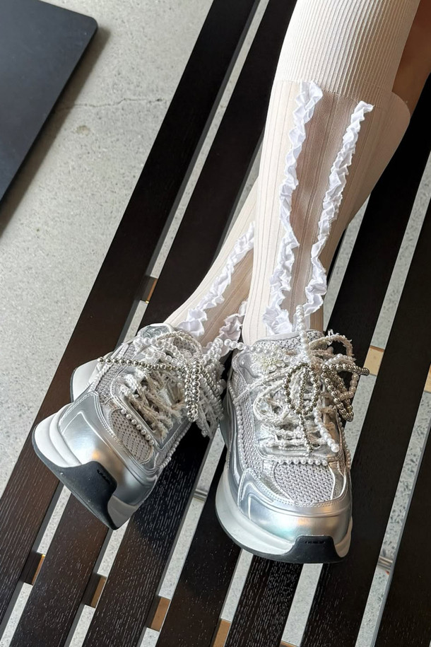 2025 딜라이트 스니커즈(실버)는 여성 고객을 위한 사계절용 여성 운동화입니다. 라운드 앞코 디자인에 가볍고 통기성이 좋은 합성가죽과 메시 소재를 사용하여 편안한 착용감을 제공합니다. 플랫 굽에 무지 패턴으로, 페미닌하면서도 클래식한 스타일을 연출하며, 일상 속 동네 마실룩에 적합합니다. 탈부착 가능한 진주 장식이 돋보이며 클래식 러너 실루엣과 레이스업 신발 여밈으로, 미니멀하고 캐주얼한 스타일을 완성합니다.
