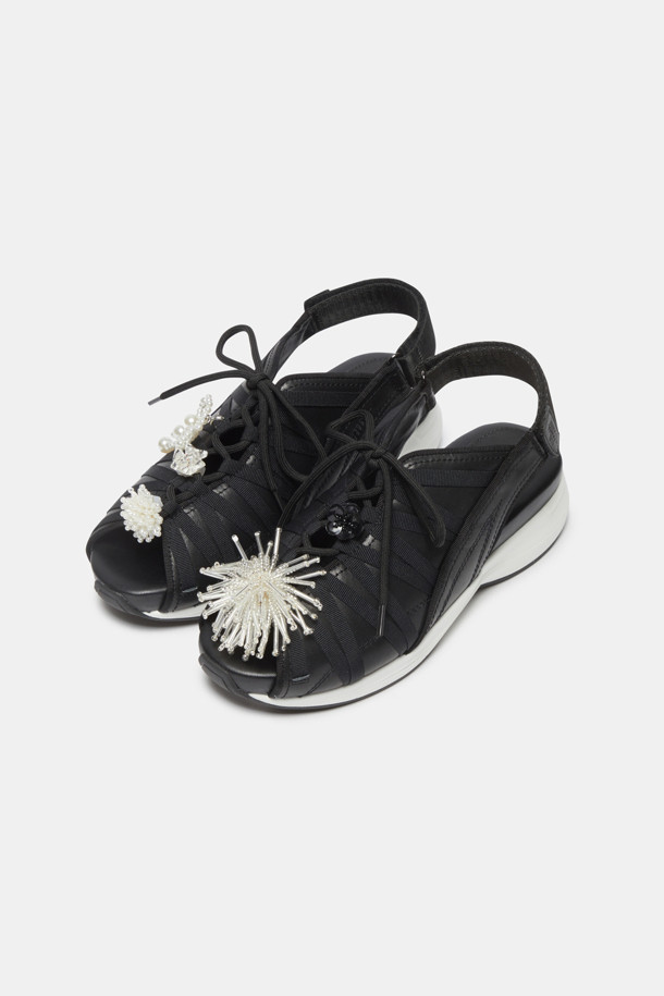 슈-토핑 빅 참(화이트)은 신발 끈이나 신발 외부에 부착하여 포인트를 줄 수 있는 액세서리입니다. 캐주얼, 미니멀 스타일의 옷차림에 잘 어울리며, 동네 마실룩, 쇼핑룩, 산책룩 등 편안한 TPO에 활용하기 좋습니다. 화이트 색상으로 어떤 신발에도 매치하기 용이하며, 가로 7cm, 세로 7cm의 넉넉한 사이즈로 존재감을 드러냅니다. 장식용 참으로, 슈즈에 개성을 더하여 스타일리시하게 연출해보세요.
