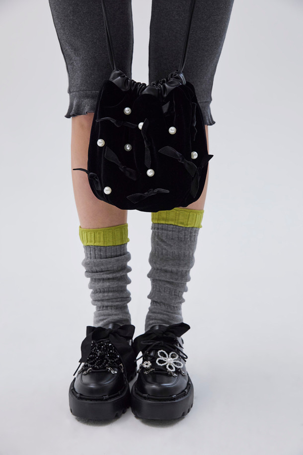 Curtain call 숄더백(블랙)은 벨벳과 소가죽 소재를 사용하여 은은한 광택과 고급스러운 분위기를 자아내는 여성 숄더백입니다. 부드러운 벨벳 소재와 가벼운 무게감으로 편안한 착용감을 선사하며, 복주머니 형태에 스트링 잠금 방식으로 디자인되었습니다. 블랙 컬러의 무지 디자인에 진주, 리본, 스트링 장식이 더해져 여성스러움을 강조하며, 데이트룩, 모임룩과 같은 TPO에 활용하기 좋습니다. 클래식, 로맨틱, 미니멀 스타일을 즐기는 분들께 추천하는 미디엄 사이즈의 숄더백입니다.
