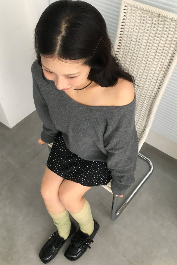 Fev(페브) 리본 브로치_large(블랙)은 겹쳐진 리본 디테일이 돋보이는 Fev(페브)의 시그니처 액세서리입니다. 블랙 컬러로, 데이트룩, 모임룩, 파티룩 등 다양한 TPO에 활용할 수 있습니다. 클래식, 걸리시, 미니멀 스타일을 즐겨 입는 분들께 추천합니다. 의류, 가방, 신발 등에 장식하여 포인트를 줄 수 있으며, 후면 장식용 고리가 부착되어 있어 편리합니다. 멀티웨이 디자인으로 다양한 스타일링을 연출해보세요.
