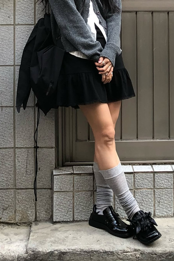 Fev 시어 무릎 양말(그레이)는 부드러운 소재로 제작되어, 다리를 길고 슬림하게 연출해 주는 여성스러운 실루엣의 니삭스입니다. 가을, 겨울철 데일리룩에 미니멀하면서도 걸리시한 스타일을 더해줍니다. 시스루 소재와 무지 패턴으로 다양한 코디에 활용하기 좋으며, 레이어링하여 포인트를 줄 수 있습니다. 특히, 그레이 컬러는 어떤 옷에도 잘 어울려 활용도가 높습니다. 단품으로 구성되어 있습니다.
