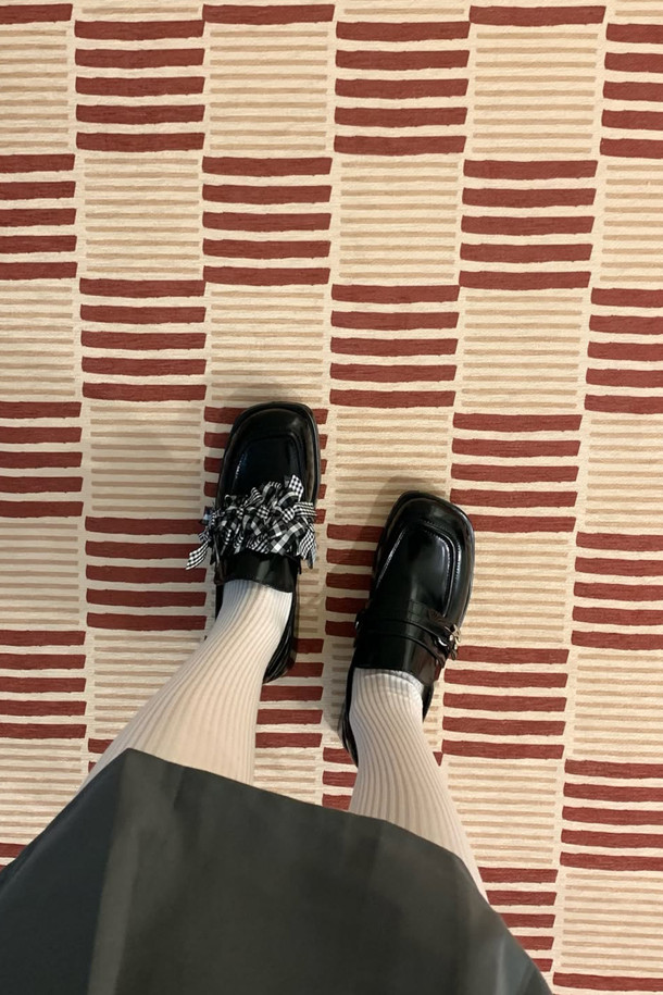 Fev_시어 무릎 양말(화이트)는 부드러운 소재감과 시스루 디자인으로 여성스러운 실루엣을 연출합니다. 다리를 길고 슬림하게 보이게 해주는 효과가 있어 데일리룩, 데이트룩, 집콕룩 등 다양한 TPO에 활용하기 좋습니다. 미니멀, 걸리시, 클래식 스타일 모두 소화 가능하며, 언더삭스로 레이어링하여 더욱 풍성한 스타일을 완성할 수 있습니다. 가을, 겨울 시즌에 따뜻함과 스타일을 동시에 잡을 수 있는 필수 아이템입니다. 무지 패턴의 화이트 컬러로 어떤 옷에도 쉽게 매치할 수 있습니다.
