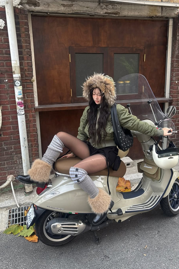 Furridge 앵클 부츠(black)는 여성분들을 위한 겨울철 필수 아이템입니다. 부드러운 소가죽과 포근한 페이크 퍼 안감으로 제작되어 따뜻하고 포근한 착용감을 선사합니다. 라운드 스퀘어 앞코 디자인과 클래식한 실루엣은 세련된 무드를 연출하며, 출근룩, 미니멀, 시크 스타일에도 잘 어울립니다. 경량 몰드 아웃솔로 편안한 착화감을 제공하며, 블랙과 라이트 베이지 컬러로 만나볼 수 있습니다.
