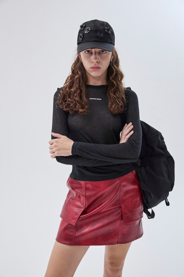 뉴 플라워 밤 백팩(블랙)은 가볍고 내구성이 좋은 나일론 소재로 제작되어 일상에서 편안하게 사용할 수 있습니다. 캐주얼하면서도 세련된 스타일을 연출하며, 전면의 꽃 장식과 러플 디테일이 여성스러운 포인트를 더합니다. 가방 하단의 고리를 활용하여 실루엣 변형이 가능하여, TPO에 따라 다양한 스타일을 연출할 수 있습니다. 동네 마실룩이나 쇼핑룩에 매치하여 걸리시하고 미니멀한 무드를 완성해보세요. 데일리룩에 포인트를 더할 수 있는 실용적인 백팩입니다.
