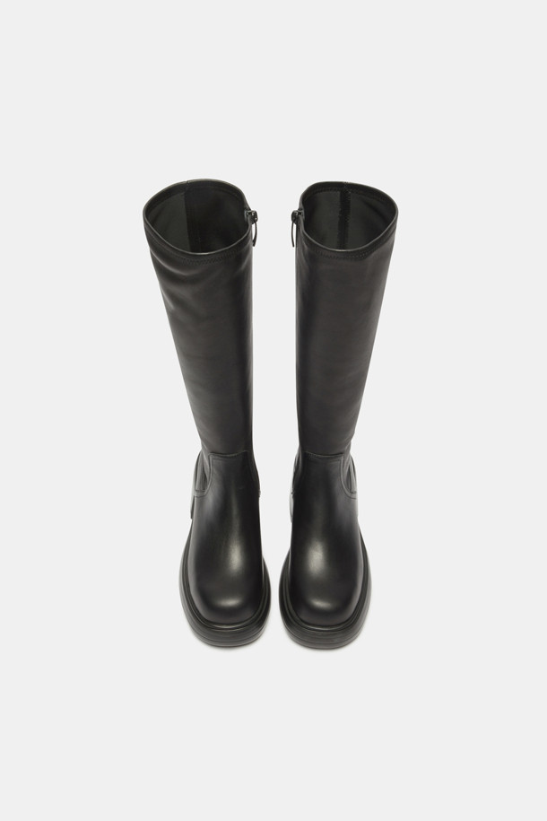 슬림 핏 스판 롱 부츠는 여성만을 위한 신발로, 가을과 겨울에 특히 잘 어울립니다. 블랙 컬러의 라운드 토 디자인이며, 7cm 청키힐로 안정적인 착화감을 선사합니다. 발볼은 슬림하게 제작되었으며, 스판 소재를 사용하여 다리 라인을 더욱 슬림하게 연출해 줍니다. 지퍼형 여밈과 미드컷 탑라인으로 편안하게 신고 벗을 수 있으며, IP소재를 사용하여 접지력이 우수하고 경량화된 무게감으로 활동성을 높였습니다. 출근룩, 모임룩 등 다양한 TPO에 클래식, 미니멀, 시크 스타일을 더해 세련된 룩을 완성해 보세요.
