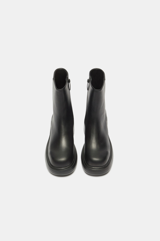 세련된 룩을 완성하는 Duggy 앵클 부츠(블랙)입니다. 소가죽 소재로 제작되어 고급스러움을 더하며, 7cm 청키힐이 다리가 길어 보이는 효과를 선사합니다. 라운드 앞코 디자인과 슬립온 스타일로 편안한 착용감을 제공하며, 가을/겨울 출근룩에 클래식, 미니멀, 시크한 분위기를 더해줍니다. IP 소재 창을 사용하여 접지력이 우수하고, 경량으로 활동성이 뛰어나며, 데일리 부츠로 손색없습니다.
