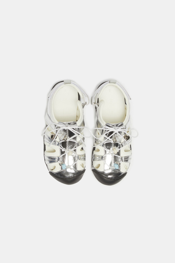 Fev 샌들(실버)는 여성용 샌들로, 데일리룩과 휴양지룩에 모두 잘 어울립니다. 소가죽, 매시, 나일론, 네오프렌 소재를 사용하여 편안함과 스타일을 동시에 잡았습니다. 실버 컬러에 벨크로 여밈으로 편의성을 더했으며, 비즈 장식, 측면 및 발등 컷아웃 디테일이 돋보입니다. 신끈 탈착 및 사이즈 조절 기능, 그리고 통기성이 뛰어나 봄, 여름 시즌에 유행을 타지 않고 오랫동안 착용할 수 있는 아이템입니다. 페미닌, 유니크, 아웃도어 스타일을 모두 아우르는 이 샌들을 여행지에서 미니멀하고 리조트룩으로 연출해 보세요.
