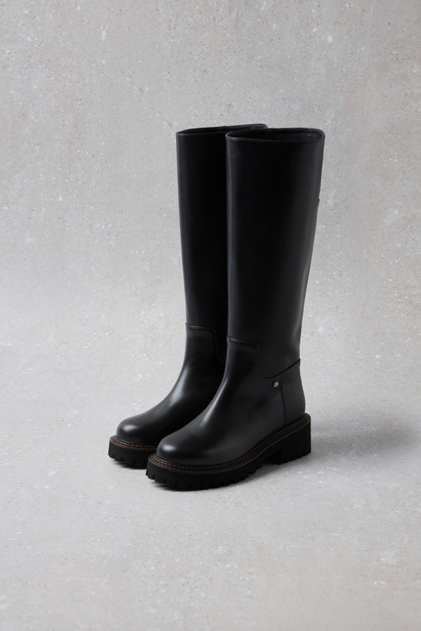 Fev_Young muze 롱부츠(블랙)는 여성용 롱부츠로, 가을과 겨울에 데일리룩을 완성하는 데 적합합니다. 미니멀하고 시크한 스타일을 추구하는 분들께 추천하며, 소가죽 소재로 제작되어 고급스러운 착용감을 선사합니다. 블랙과 브라운 두 가지 색상으로 출시되었으며, 볼드한 아웃솔과 러기드 아웃솔, 불꽃 참 장식이 포인트입니다. 미끄럼 방지 기능이 있어 안정적인 착용이 가능하며, 무지 디자인으로 다양한 스타일에 매치하기 용이합니다.
