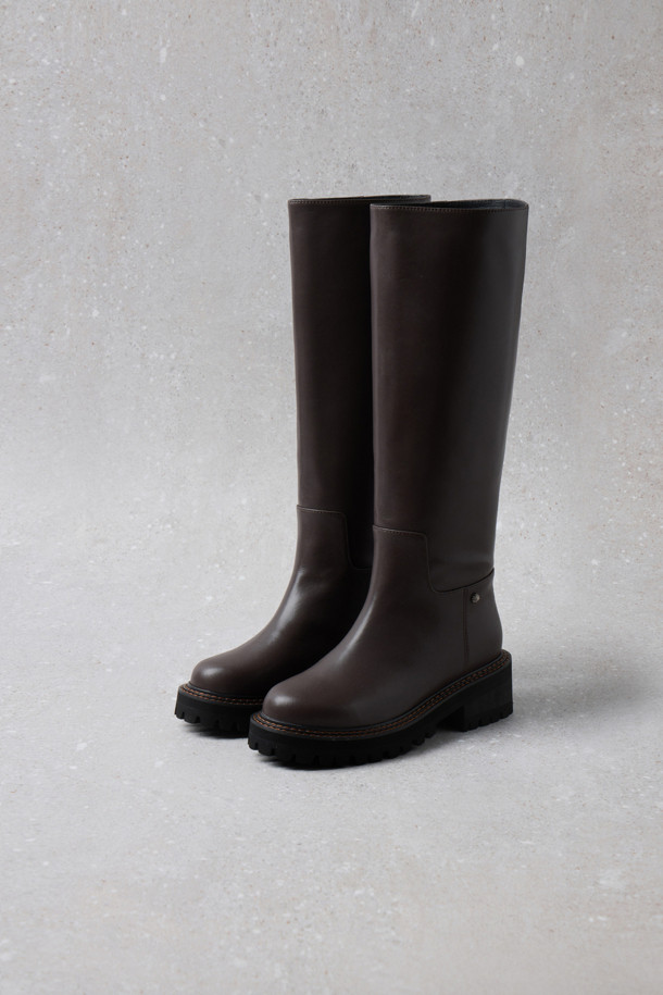 Fev_Young muze 롱 부츠 (브라운)는 소가죽 소재의 여성 롱 부츠입니다. 라운드 앞코와 플랫 굽으로 편안한 착용감을 제공하며, 가을, 겨울철 데일리룩, 산책룩, 모임룩에 잘 어울립니다. 미니멀한 디자인에 러기드 아웃솔, 미끄럼 방지 기능이 더해져 실용성을 높였습니다. 롱 부츠 탑라인에 불꽃 참 장식이 포인트로 더해져 클래식, 미니멀, 캐주얼 스타일을 연출할 수 있습니다.
