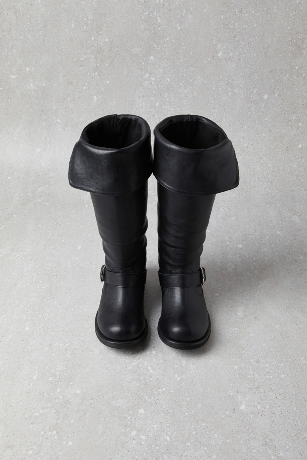 Fev Comfy (페브 컴피) 버클 슬라우치 부츠(블랙)는 라운드 앞코에 중간 굽, 통굽 디자인으로 편안함을 강조한 여성 부츠입니다. 라미네이팅 가죽 소재에 은은한 광택이 고급스러움을 더하며, 상단과 발등의 메탈 버클 장식이 시크한 포인트를 더합니다. 슬라우치 탑라인으로 다리가 더욱 슬림해 보이는 효과를 주며, 필요에 따라 접어서 미디 부츠로도 활용 가능합니다. 데이트룩, 모임룩 등 다양한 TPO에 클래식, 미니멀, 시크한 스타일을 연출하기 좋습니다. 블랙 컬러의 무지 디자인으로 어떤 옷에도 쉽게 매치하여 스타일리시한 룩을 완성할 수 있습니다.
