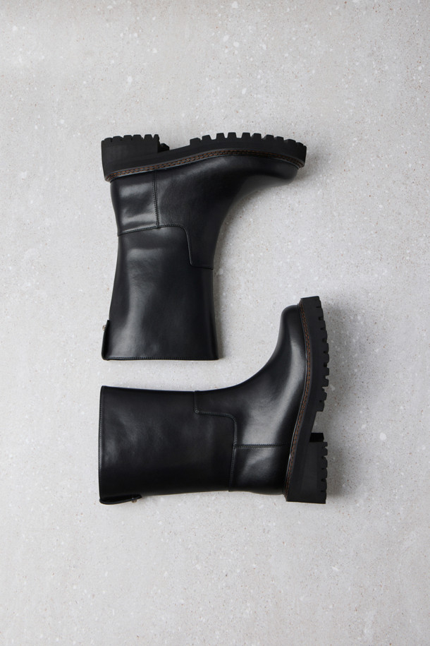 Fev_Young muze 부츠(블랙)는 미니멀한 디자인과 시크한 스타일을 추구하는 여성 고객을 위한 미디 부츠입니다. 소가죽 소재로 제작되어 고급스러운 질감을 자랑하며, 사계절 내내 다양한 룩에 활용할 수 있습니다. 볼드한 아웃솔과 러기드 아웃솔의 조합은 세련된 멋을 더하고, 불꽃 참 장식으로 포인트를 주었습니다. 미끄럼 방지 기능이 있어 안전하게 착용 가능하며, 출근룩에 완벽하게 어울립니다.
