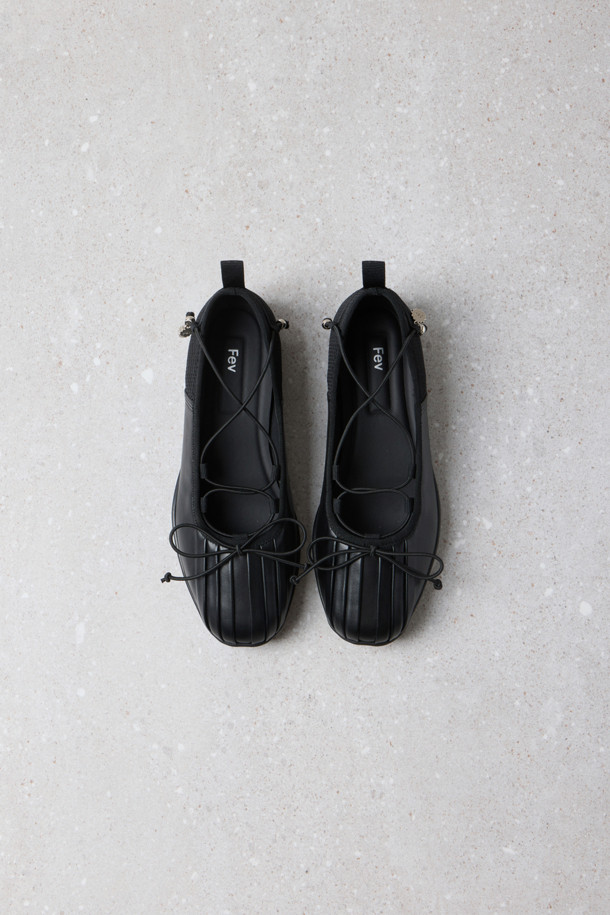 Fev(페브) Comfy 발레 스니커즈(블랙)는 여성용 발레 스니커즈입니다. 봄, 여름, 가을 계절에 맞춰 일상, 동네 마실룩, 카페룩, 산책룩 등 다양한 TPO에 활용하기 좋습니다. 라운드 앞코와 플랫 굽 디자인으로 편안함을 강조했으며, 메시 소재와 쿠션 인솔이 편안한 착용감을 선사합니다. 클래식, 미니멀, 걸리시 스타일을 모두 소화하며, Fev 심볼 참 장식, 힐 탭 디테일, 앞코 주름 디테일이 돋보입니다. 블랙 컬러의 무지 패턴으로 어떤 옷에도 쉽게 매치할 수 있는 데일리 아이템입니다.
