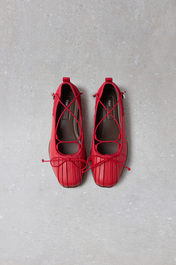 Fev(페브) Comfy 발레 스니커즈(레드)는 여성 고객을 위한 신발입니다. 라운드 토우 디자인에 메시 소재를 사용하여 봄, 여름, 가을 계절에 시원하고 편안하게 착용할 수 있습니다. 플랫 굽으로 편안함을 더했으며, 스트링으로 발을 감싸는 로우탑 디자인입니다. 발레슈즈 스타일로, Fev 심볼 참 장식과 힐 탭 디테일이 돋보이며, 쿠션 인솔로 편안한 착화감을 선사합니다. 데이트룩, 동네 마실룩, 카페룩 등 다양한 TPO에 걸리시, 미니멀, 클래식 스타일을 연출하기 좋습니다.
