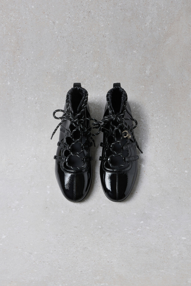 Fev_Comfy highline flat(블랙)은 여성스러운 스타일을 완성하는 플랫슈즈입니다. 블랙 컬러의 에나멜 소재로 제작되어 글로시한 텍스처를 자랑하며, 라운드 토 디자인으로 편안함을 더했습니다. 발목을 감싸는 탑라인과 3줄 스트랩 디테일이 돋보이며, 뒤꿈치 밴딩 처리로 안정적인 착용감을 선사합니다. 레이스업 또는 스트랩 방식으로 신발 끈을 묶을 수 있으며, 리본 브로치 또는 금속 장식으로 포인트를 줄 수 있습니다. 데이트룩, 쇼핑룩, 카페룩 등 다양한 TPO에 클래식, 미니멀, 걸리시 스타일을 연출하기 좋습니다.
