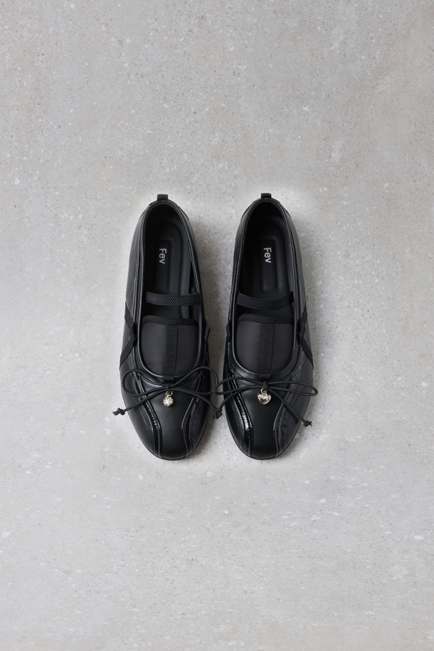 Fev_Comfy flat(블랙)은 여성스러운 무드를 연출하는 데일리 플랫 슈즈입니다. 부드러운 합성가죽 소재로 제작되었으며, 라운드 앞코와 메리제인 탑라인, 밴딩 스트랩 디자인으로 편안한 착용감을 선사합니다. 플랫 굽과 쿠션 인솔로 장시간 착용에도 발의 피로감을 덜어줍니다. 리본, 참 장식, O링 금속 장식으로 포인트를 더해 페미닌한 스타일을 완성하며, 데이트룩, 동네 마실룩, 카페룩 등 다양한 TPO에 활용할 수 있습니다. 클래식하고 미니멀한 스타일을 선호하는 분들께 추천합니다.
