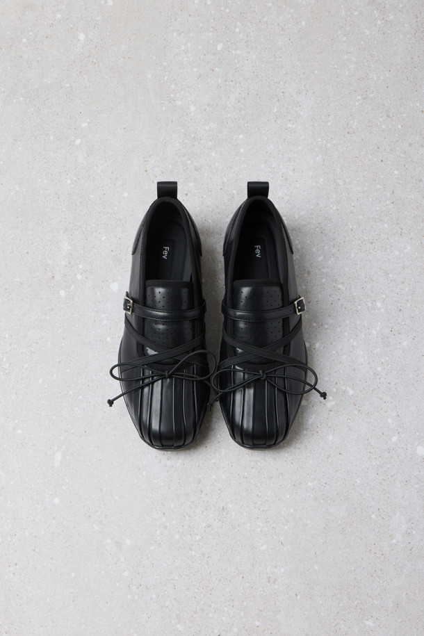 Fev_Comfy 베라 발레 스니커즈(블랙)는 여성스러운 스타일을 완성하는 발레 스니커즈입니다. 라운드 앞코 디자인에 블랙 컬러, 무지 패턴으로 어떤 룩에도 잘 어울립니다. 합성가죽 소재에 펀칭 디테일, 힐탭, 쿠션 인솔, 경량 디자인을 더해 편안한 착화감을 제공합니다. 메리제인 탑라인과 버클 및 스트랩, 리본 브로치 장착 가능으로 걸리시하고 클래식한 무드를 연출하며 데이트룩, 동네 마실룩, 카페룩에 매치하기 좋습니다. 봄, 여름, 가을 시즌에 활용하기 좋은 데일리 슈즈입니다.
