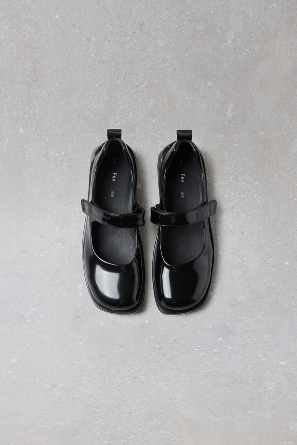 Fev_Young muze mary jane 스니커즈(블랙)는 여성 고객을 위한 메리제인 스니커즈입니다. 부드러운 합성가죽 소재에 스퀘어 앞코 디자인으로 세련된 멋을 더했으며, 일상에서의 편안한 착용을 위해 로우힐 플랫 굽과 경량 아웃솔을 적용했습니다. 벨크로 여밈 방식으로 간편하게 신고 벗을 수 있으며, 유광 스트랩과 힐탭 Fev 심볼 장식이 포인트입니다. 심플하고 데일리한 스타일로, 데이트룩, 출근룩 등 다양한 TPO에 미니멀, 클래식, 캐주얼 룩을 연출하기 좋습니다. Fev 신꾸 액세서리 추가 및 리본 브로치 연출로 개성 있는 스타일링을 완성할 수 있습니다.
