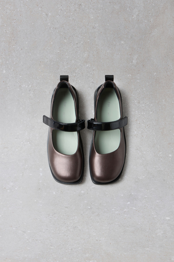 Fev_Young muze mary jane 스니커즈 (브라운)는 여성용 메리제인 스니커즈입니다. 라운드 앞코 디자인에 벨크로 여밈으로 간편하게 착용할 수 있으며, 합성가죽 소재로 제작되어 봄, 여름, 가을 계절에 적합합니다. 플랫 굽에 경량 아웃솔을 적용하여 편안한 착화감을 제공하며, 힐탭의 Fev 심볼 장식과 리본 브로치 연출, Fev 신꾸 액세서리 추가로 개성 있는 스타일을 연출할 수 있습니다. 심플하고 캐주얼한 디자인으로 동네 마실룩, 산책룩 등 다양한 TPO에 활용하기 좋습니다.
