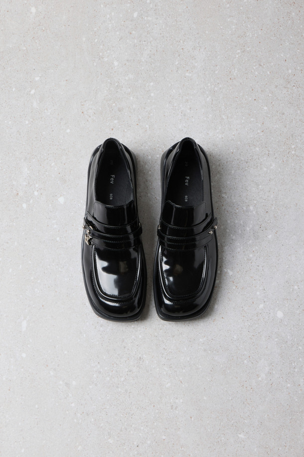 Fev_Young muze 로퍼(블랙)는 여성용 데일리 로퍼입니다. 봄, 가을에 착용하기 좋으며, 라운드 앞코와 플랫 굽으로 편안한 착용감을 제공합니다. 블랙 컬러의 무지 디자인으로, 오피스룩과 모임룩 등 다양한 TPO에 잘 어울립니다. 경량 아웃솔과 금속 장식 포인트가 돋보이며, 스트랩 탈부착 및 리본 브로치 장식으로 클래식하고 미니멀한 스타일을 연출할 수 있습니다. 가볍게 착용 가능한 로퍼를 찾으시는 분들께 추천합니다.
