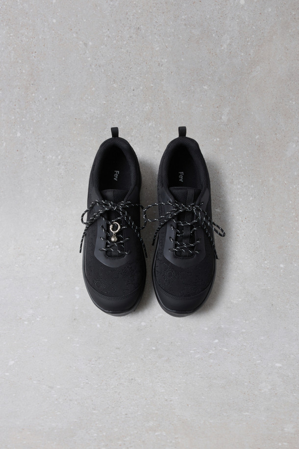 Fev_Foil 플랫폼 스니커즈 (블랙)는 여성용 플랫폼 스니커즈입니다. 부드러운 어퍼 소재와 라운드 앞코 디자인으로 편안한 착용감을 선사하며, 키높이 효과를 주는 플랫폼 아웃솔과 통굽 타입으로 다리가 길어 보이는 효과를 줍니다. 블랙 컬러에 자수 패턴이 포인트로 들어가 캐주얼, 미니멀, 클래식 스타일의 데이트룩, 쇼핑룩, 동네 마실룩에 잘 어울립니다. 로우탑 디자인과 레이스업 잠금장치로 세련된 외관을 자랑하며, 앞코 러버 디테일이 돋보입니다. 브로치 또는 금속 장식으로 포인트를 더해 개성 있는 스타일을 연출할 수도 있습니다.