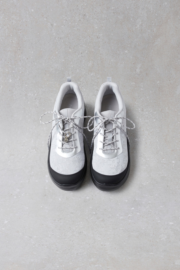 Fev_Foil 플랫폼 스니커즈(실버)는 여성스러운 데이트룩, 쇼핑룩, 카페룩을 위한 캐주얼, 미니멀, 걸리시 스타일의 플랫폼 스니커즈입니다. 실버 컬러에 라운드 앞코, 레이스업 여밈, 로우탑 디자인이 특징이며, 자수 패턴으로 포인트를 더했습니다. 부드러운 어퍼와 슬림한 디자인, 플랫폼 아웃솔이 편안함과 스타일리시함을 동시에 제공합니다. 키높이 효과를 더해 다리가 길어 보이는 효과를 주며, 앞코 러버 디테일과 리본 브로치, 금속 장식으로 개성을 연출할 수 있습니다. 봄, 여름, 가을 계절에 데일리 슈즈로 활용하기 좋습니다.
