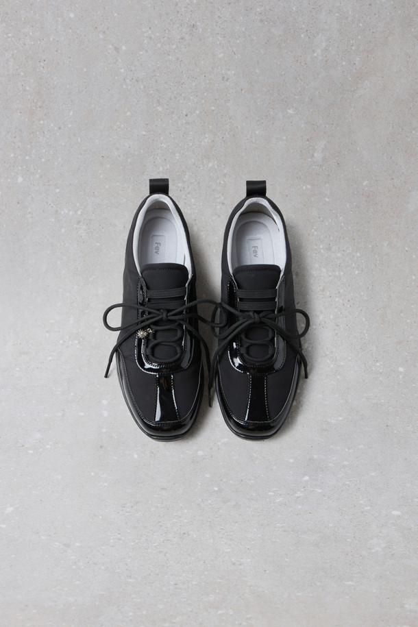 Fev_Foil 스니커즈(블랙)는 여성용 운동화입니다. 부드러운 합성가죽 소재에 라운드 앞코 디자인으로 편안한 착화감을 제공합니다. 무지 패턴에 로우탑 디자인, 레이스업 여밈으로 캐주얼, 미니멀, 클래식 스타일을 연출할 수 있습니다. 쿠션 인솔과 유연한 아웃솔, 힐탭 디테일, 펀칭 및 스티치 디테일이 돋보이며, 슬림한 실루엣으로 동네 마실룩, 산책룩에 적합합니다. 플랫 굽으로 편안함을 더했습니다.
