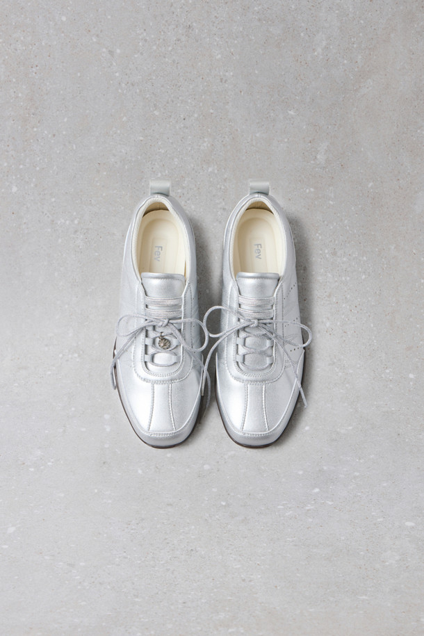 Fev_Foil 스니커즈(실버)는 여성용 신발로, 일상생활에서 편안하게 착용할 수 있는 컴포트 스니커즈입니다. 라운드 앞코와 레이스업 스타일로 디자인되었으며, 로우탑 형태로 발목을 편안하게 감싸줍니다. 실버 컬러의 무지 디자인에 사이드 펀칭 디테일과 스티치 디테일이 더해져 세련된 느낌을 줍니다. 쿠션 인솔과 유연한 아웃솔이 적용되어 편안한 착용감을 제공하며, 플랫 굽으로 활동성을 높였습니다. 동네 마실룩, 산책룩과 같은 캐주얼, 미니멀, 클래식 스타일을 즐겨 입는 분들에게 추천합니다.
