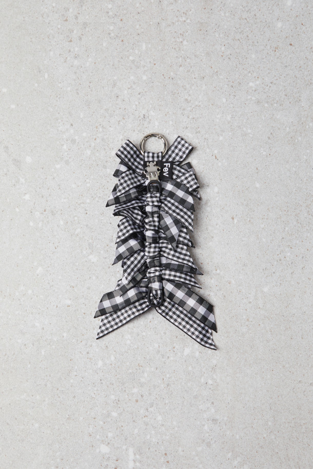 Fev(페브) 리본 브로치_라지(블랙 화이트)는 겹쳐진 리본 디테일이 돋보이는 FEV 시그니처 액세서리입니다. 블랙과 화이트 컬러의 조화로 다양한 룩에 포인트 아이템으로 활용하기 좋습니다. 체크 패턴과 리본 디자인이 클래식, 걸리시, 미니멀 스타일을 모두 아우르며, 데이트룩, 모임룩, 파티룩 등 TPO에 맞춰 다채롭게 연출할 수 있습니다. 의류, 가방, 신발 등 원하는 곳에 클립, O링, 고무링을 사용하여 간편하게 장식할 수 있어 실용적입니다.
